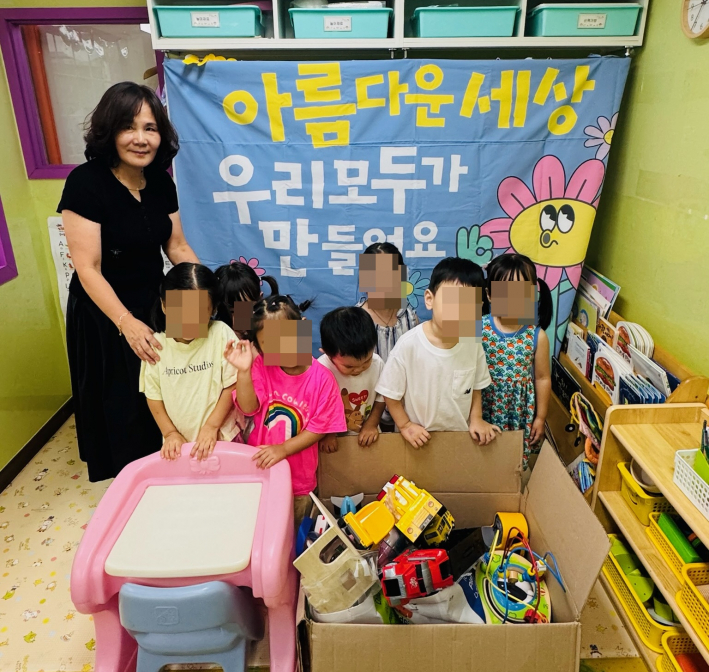 조원2동에서 업무협약을 맺은 관내 어린이집을 방문하여 사용하지 않는 장난감을 수거하고 있다.