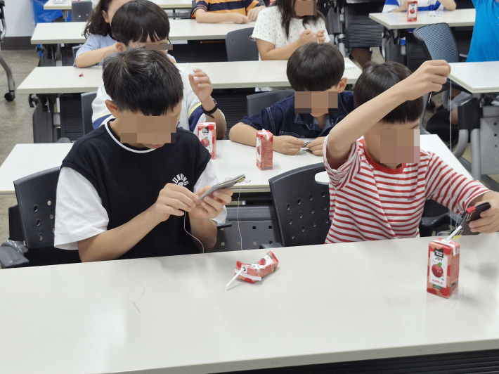 아이들이 지갑을 만들면서 성취감도 느끼고, 서로 웃고 마음도 나누면서 정서적인 안정감도 지닌다.  