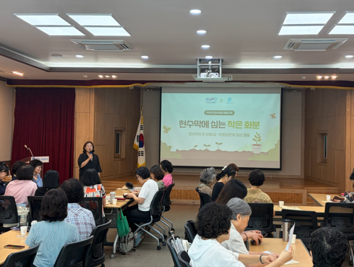 이론 교육 하고 있는 모습 