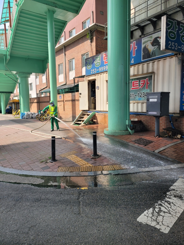  수원역 고가 주변 정기 물청소 실시