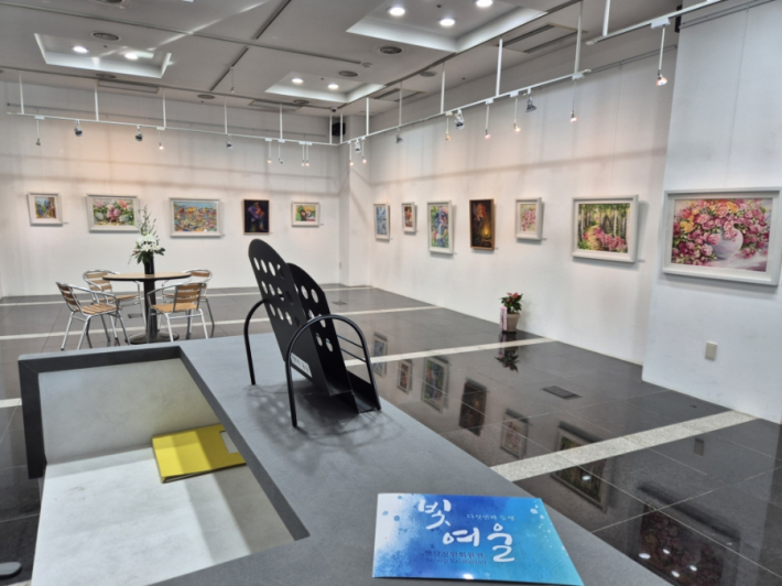햇살정원 회원전 '빛여울 다섯 번째 동행'이 8월 25일부터 9월 5일까지 경기평생교육학습관 윤슬 갤러리에서 열린다