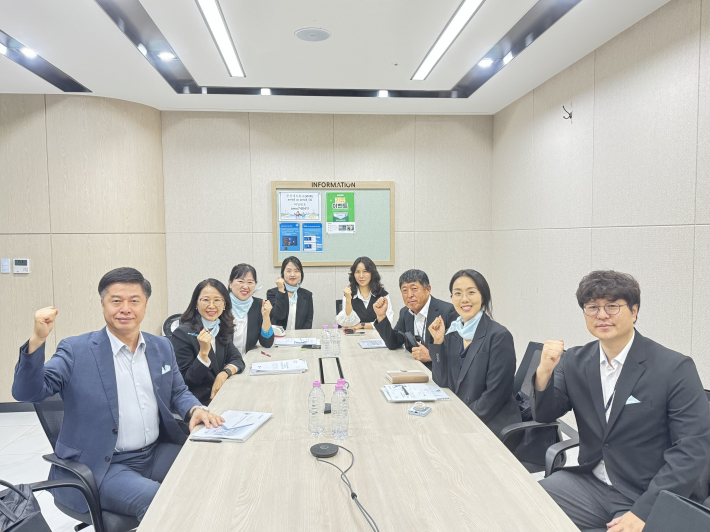 제18회 세계도로협회(PIARC) 동계도로대회 유치희망도시 선정 평가 발표에 앞서 선은임 수원시 안전교통국장(왼쪽 2번째)과 수원시 관계자들이 함께하고 있다.     