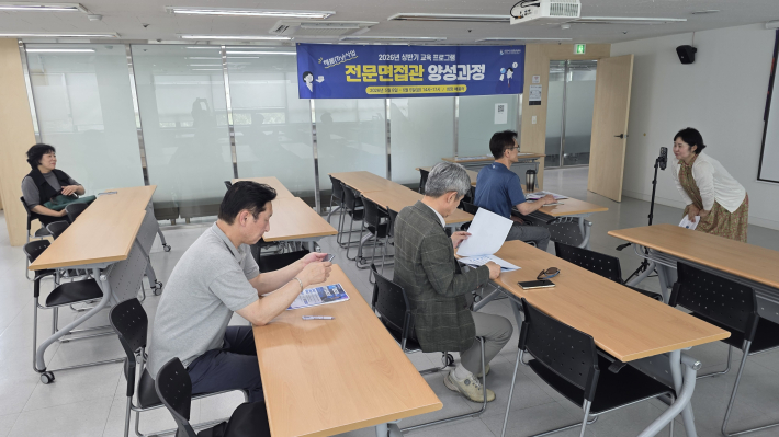 채서연 기자(오른쪽)가 신중년센터 강의실에서 전문면접관 양성과정 수료생을 인터뷰하고 있다.