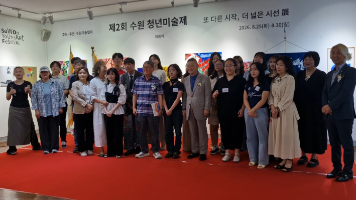 청년 작가 17명과 우수 청년 작가 4명이 자기소개와 작품 설명이 이루어지고 있다