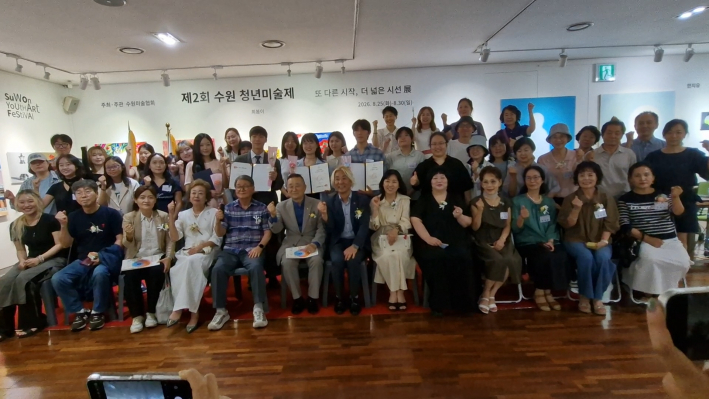 환한 미소를 지으면서 전체 기념 촬영을 하고 있다.