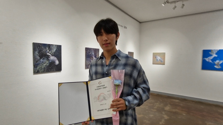일상에서 아이디어를 찾아 비둘기를 여러 각도에서 그린 김준호 작가 