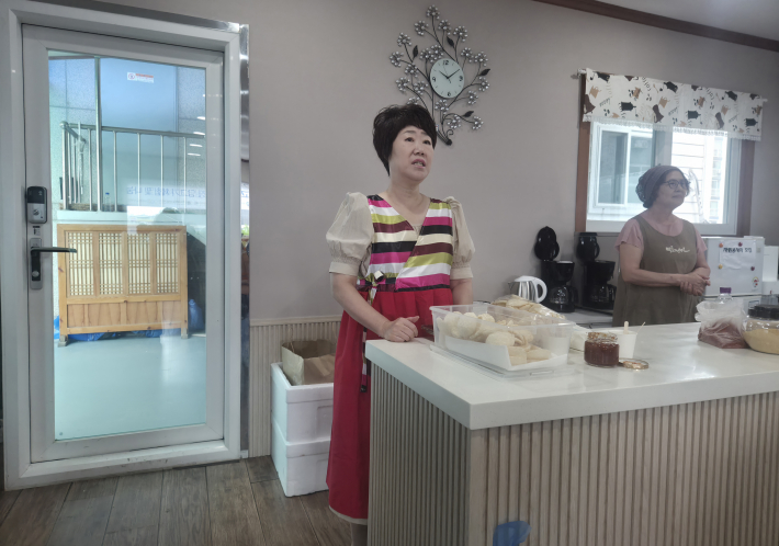 문미숙 조원2동 주민자치회장이 행사에 참여한 주민 및 관계자들에게 감사의 인사를 하고 있다.