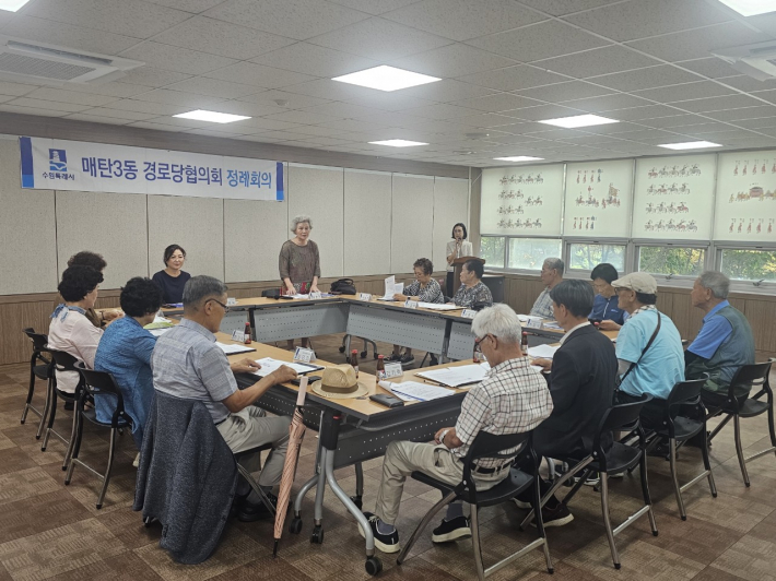 매탄3동 8월 경로당협의회 정례회의에서 임순덕 경로당협의회장이 일어나 인사를 전하고 있다.
