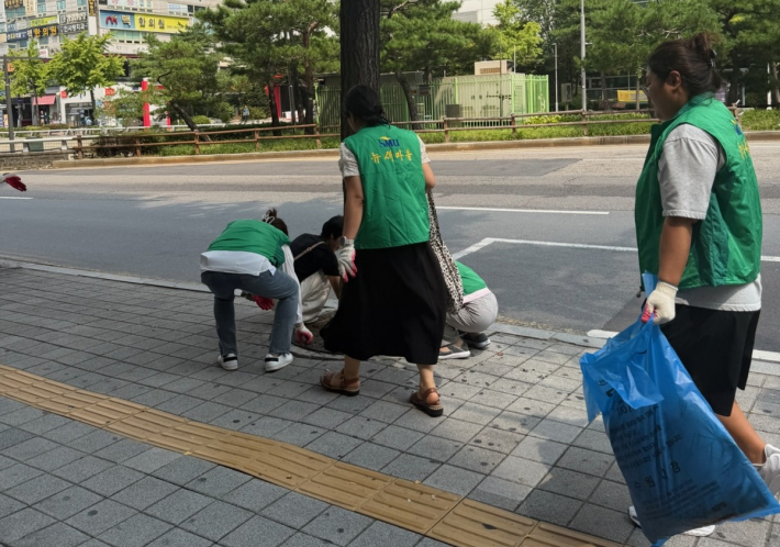 송죽동 새마을문고 회원들이 잡초를 제거하고있다.