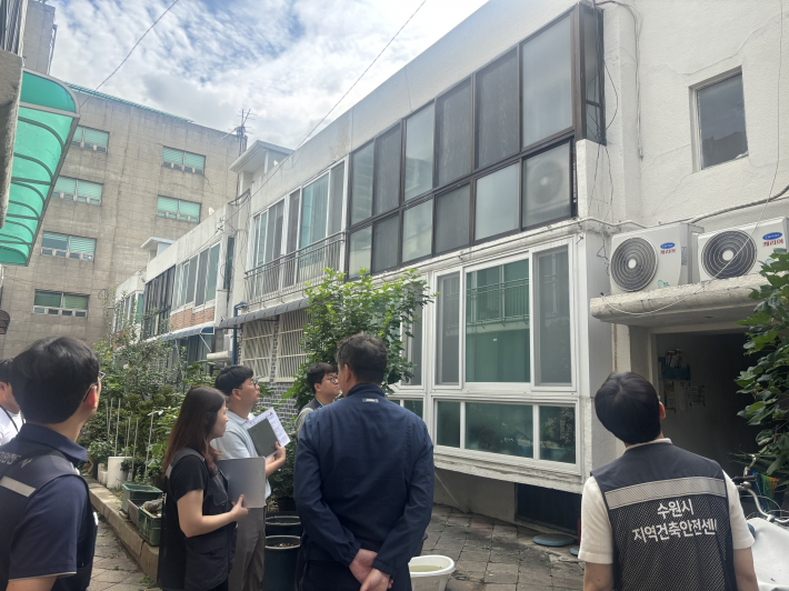 수원시·한국전력공사·한국전기안전공사가 노후 소규모 공동주택 전기시설을 점검하고 있다.     