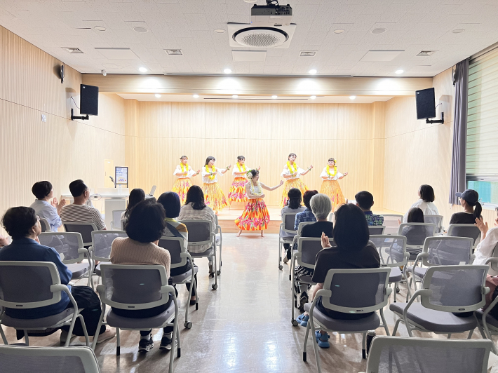 정자3동 공연팀이 북수원도서관에서 우리 동네 예술터 생활문화예술 나눔 공연을 하고 있다.