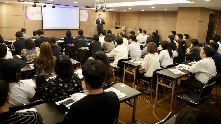 수원특례시의회 의원과 의회사무국 직원들이 제주특별자치도에서 진행된 '2026년 의정연수'에서 의정활동 역량 강화를 위한 전문교육을 받고 있다.