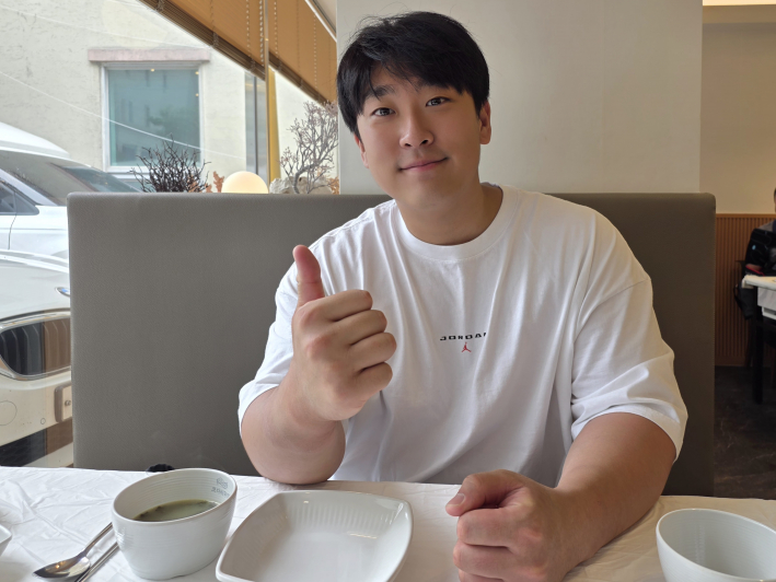 체육관 인근 식당에서 만난 주민경 선수가 엄지척 포즈를 취하며 인터뷰에 응하고 있다.