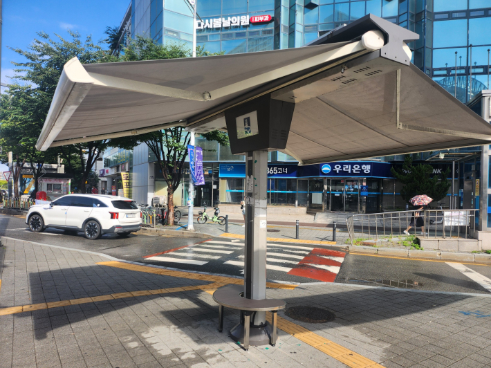 횡단보도 그늘막 편의의자 설치 사진