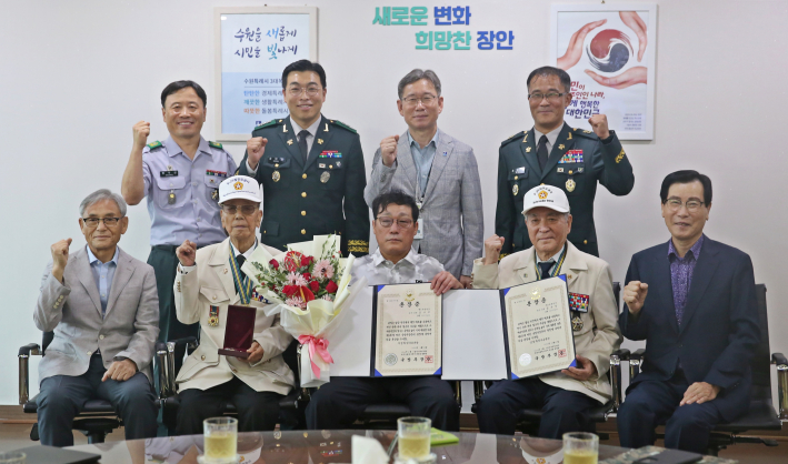장안구청장과 3대대장이 유가족에게 무공훈장 전수를 하고 있다.