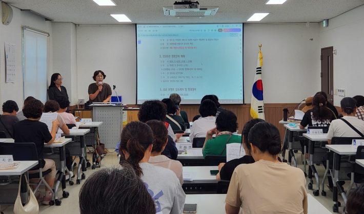 정자3동 8월 2차 통장회의에서 주요 시정사항을 공유하고 있다.
