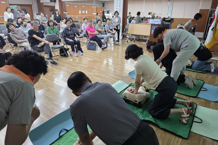 정자2동 통장들이 행정복지센터 문화관람실에서 마네킹을 활용해 심폐소생술(CPR) 실습을 하고 있다.