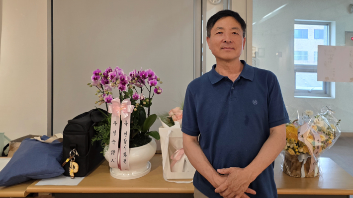 원목 판각과 캘리그라피 천 작품, 목공예 시화판 등 작품을 손수 마련한 이안 대표가 인터뷰에 응하고 있다.