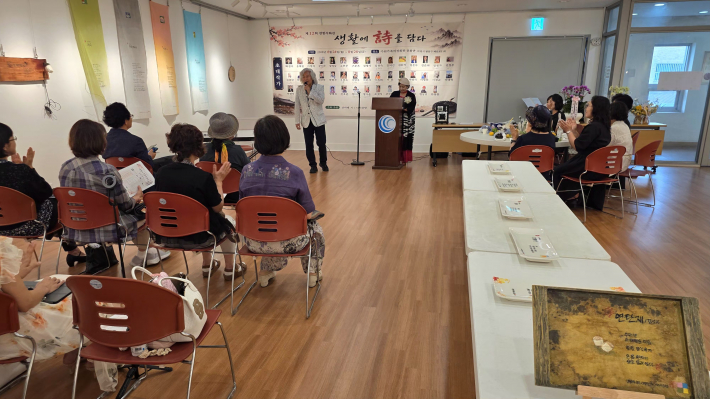 김종연 작가가 직접 작사·작곡하고 음반으로 발표한 '첫사랑'을 소개하고 노래로 들려주고 있다. 