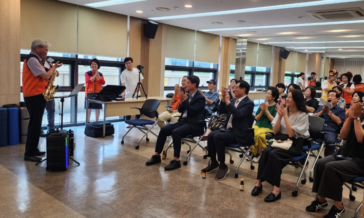 색소폰 연주가 큰 박수를 받았다.