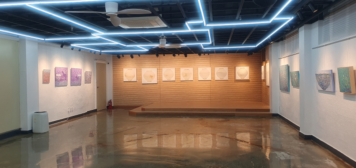 수원시 팔달구 청누리 지하 1층에 자리한 공공형 갤러리 '이음'. 약 50평 규모의 전시공간에서 지역 작가들의 다양한 전시가 이어지고 있다.