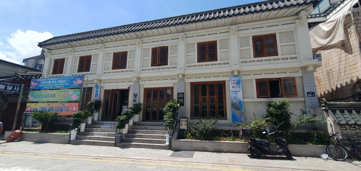 공공형 갤러리 '이음'이 자리한 청누리 건물. 이음갤러리는 수원시 팔달구 행궁로 68-1 청누리 지하 1층에 있다.