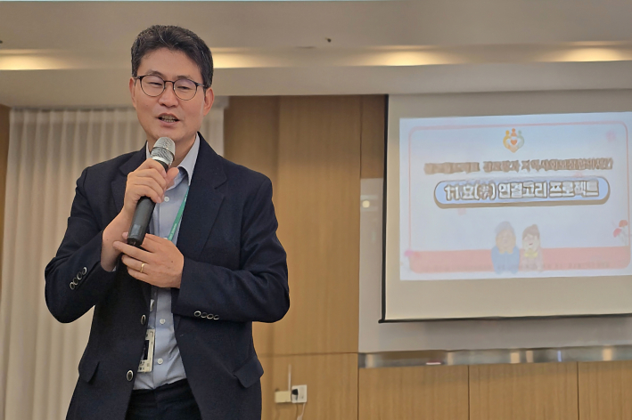 김동수 광교1동장이 지역사회보장협의체와 경로당의 협약이 지속적인 복지 협력으로 이어지기를 기대하며 인사말을 전하고 있다.