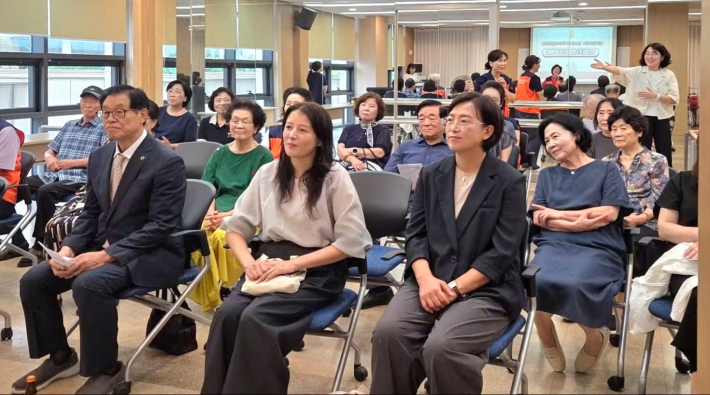 이날 행사에는 경로당 회원들과 광교1동 지역사회보장협의체 위원, 김동수 광교1동장 및 관계자 등 30여 명이 참석했다. 