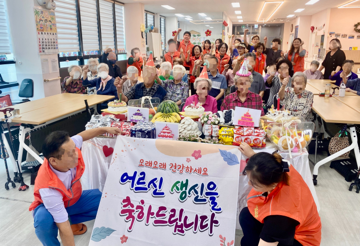 구운동 홀몸어르신 생신축하 및 단체사진