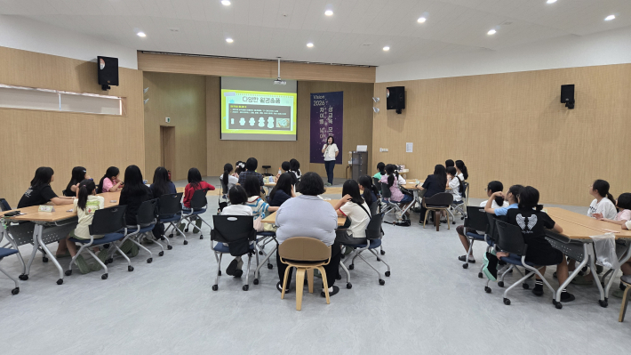 「월경대의 비밀」 프로그램에서 참여 아동들이 월경대를 직접 만져보고 잘라보며 내부 구조를 관찰하는 '월경대 실험실' 활동에 참여하고 있다.