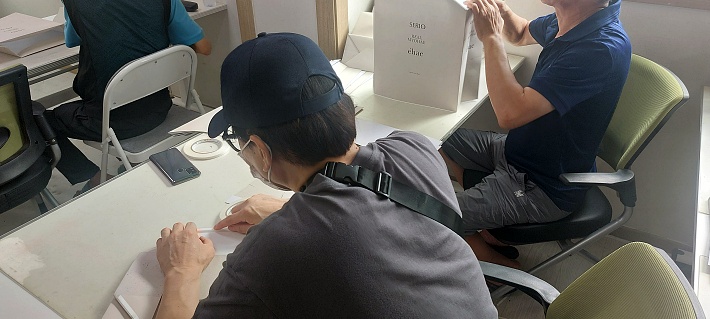 이들은 묵묵히 쇼핑백을 접으며 자활이라는 근로의지를 다지고 있다.    
