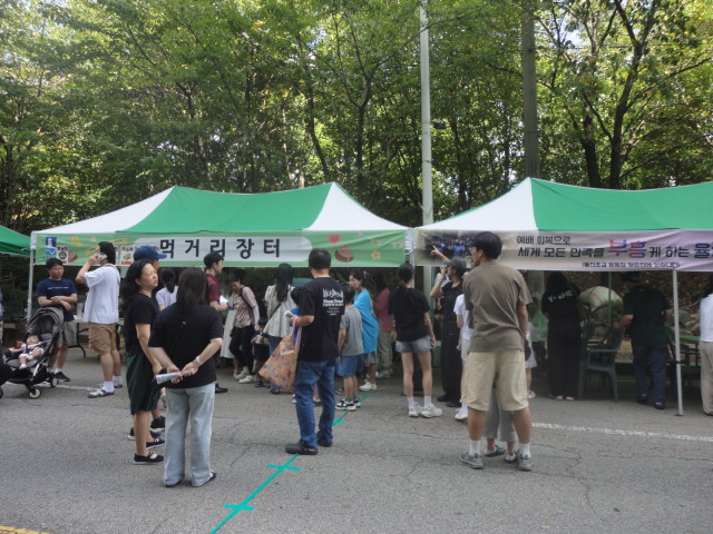 금강산도 식후경이라 먹거리장터가 관람인들로 북적댄다