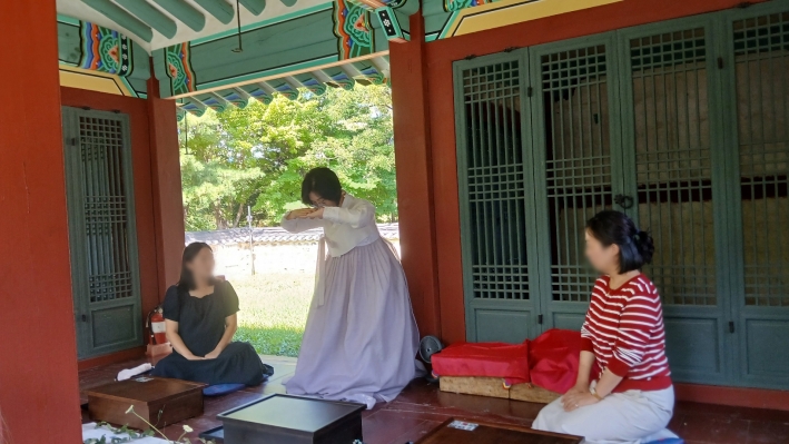 절 예절을 시범보이는 양금순 예절강사