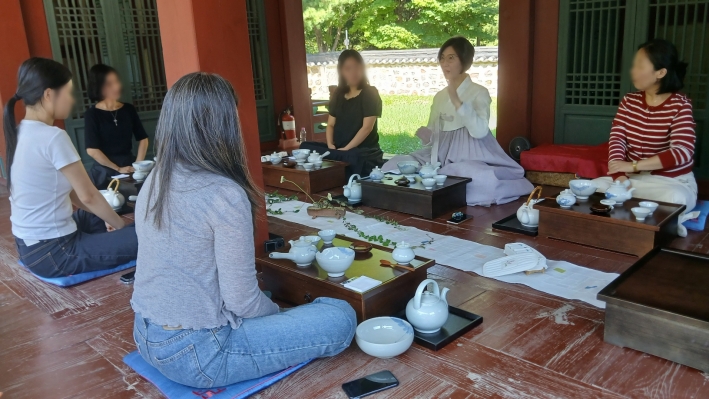 다도에 관하여 열강하는 양금순 강사(중앙)