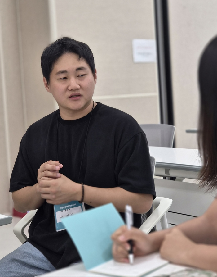 로컬러 정현빈 대표가 행사 시작 전 필자와의 인터뷰에서 창업 초기의 고민과 기업을 성장시켜 온 경험을 이야기하고 있다.