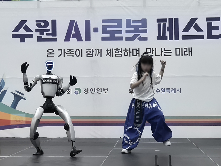 행사장을 찾은 시민들이 로봇과 함께 댄스를 하며 즐거운 시간을 보내고 있다.