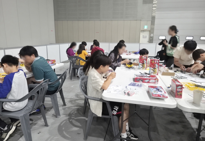 어린이들이 로봇을 직접 조립하고 작동시켜 보는 스마트 로봇 크리에이터 체험을 하고 있다.