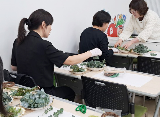 사진 = ESG 원예수업으로 '행운의 명태 도어벨' 만들고 있는 모습 