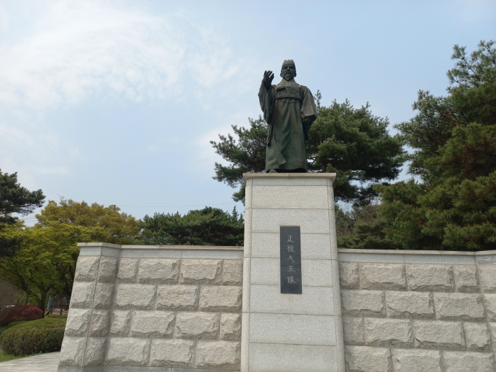  정조대왕의 효행공원 동상 전경