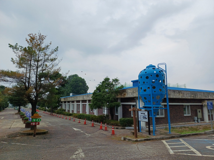 숲속의 등대와 푸른지대창작샘터 전경