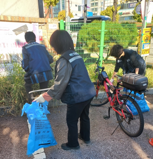 참석자들이 환경정비를 진행하고 있다. 