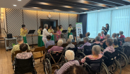 SK청솔노인복지관 재능봉사단의 공연이 한창이다 