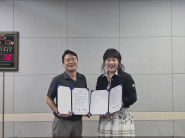 수원시팔도푸드뱅크와 SK청솔노인복지관이 업무협약을 체결하고 있다.
