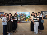 최영희 행궁동장(왼쪽에서 두 번째), 천영숙 ‘이음’ 관장,(왼쪽에서 세 번째), 박지숙 작가(왼쪽에서 네 번째)와 전시 관람객들이 기념촬영을 하고 있다.