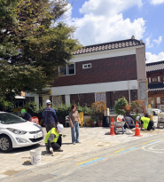 행궁동 행정복지센터 앞에서 깨진 보도블록 교체작업이 진행되고 있다.  