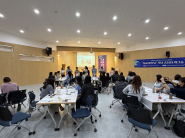 경기권역 청소년성문화센터 종사자들이 워크숍에 참여해 팀빌딩 활동을 진행하고 있다.