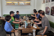 송죽동 주민자치회장이 환경관리원을 격려하고 있다.