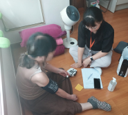 인계동 간호직 공무원이 관내 저소득 독거노인 가구에 가정방문하여 혈압 ·혈당을 측정하고 건강복지상담을 진행하고 있다.