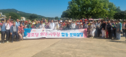 서산 해미 읍성 앞에서 단체 기념 사진 촬영