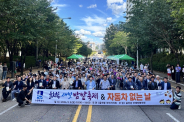 율천동 밤밭축제 참여자들이 기념촬영을 하고 있다.